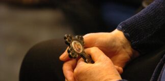 Грчко-бугарските стеги и во рацете на црковниот клир на БПЦ, ГПЦ и ЦП