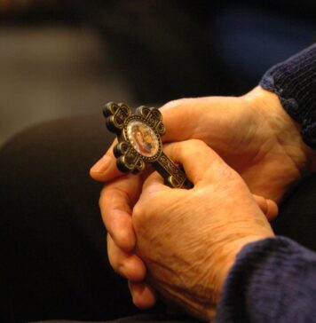 Грчко-бугарските стеги и во рацете на црковниот клир на БПЦ, ГПЦ и ЦП