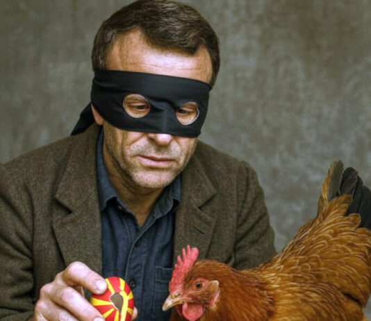 Макрон од сите страни сардисан