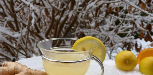 Кора од лимон, цимет и ѓумбир – зошто овој пијалак стана толку популарен?