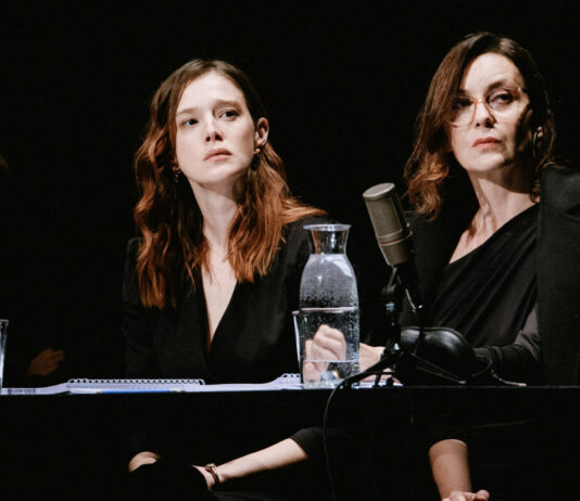 Над амбисот на театарската суштественост