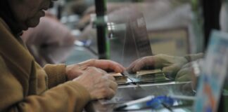 Дилема помеѓу вложувањето и чувањето на парите „под перница“