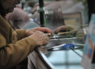 Дилема помеѓу вложувањето и чувањето на парите „под перница“