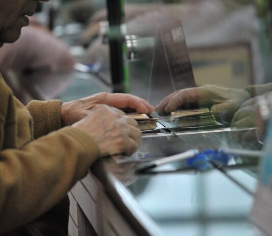 Дилема помеѓу вложувањето и чувањето на парите „под перница“