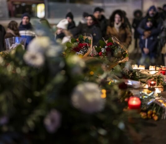 Можна причина за пожарот во Швајцарија се свеќи поставени блиску до дрвен плафон