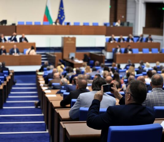 Привремената бугарска Влада на Андреј Ѓуров стапи на должност по заклетвата во парламентот Bulgarian government