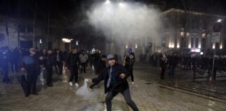 На протестот на опозицијата во Тирана повредени полицајци и новинари