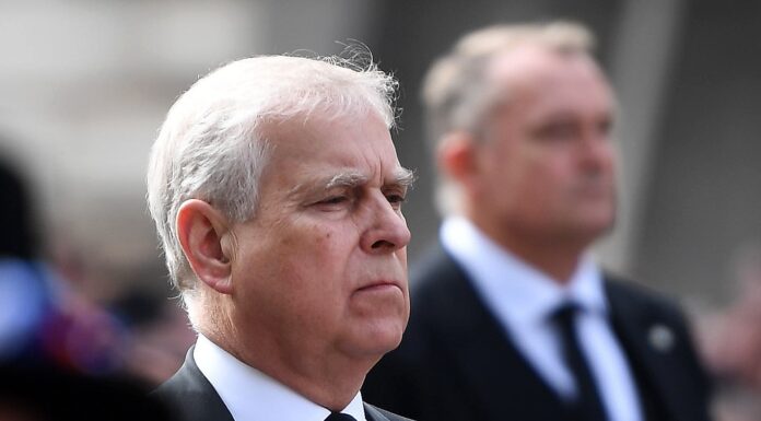 Никој не е над законот, истакнаа Стармер и кралот Чарлс по приведувањето на Ендру Prince Andrew