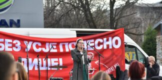 Мирен протест пред Титан Усје под мотото „Без Усје полесно се дише“