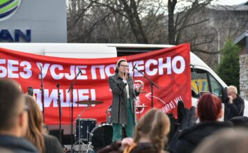 Мирен протест пред Титан Усје под мотото „Без Усје полесно се дише“