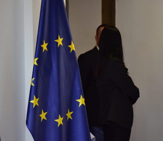 Членки на ЕУ се закануваат дека ќе ја тужат Европската комисија