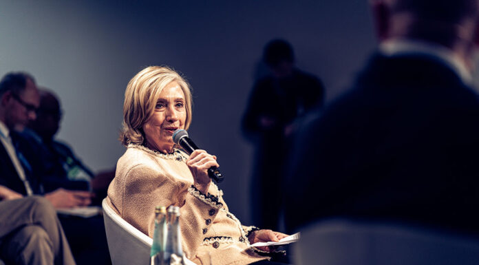 Хилари Клинтон ја обвини администрацијата на Трамп дека ги прикрива документите поврзани со Епштајн