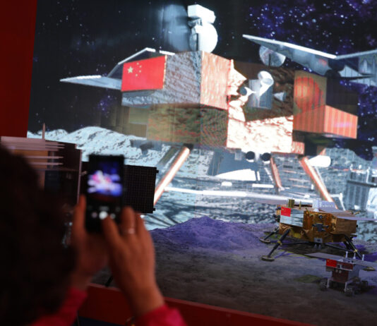 Кинеската лунарна програма напредува преку успешни тестови на нова ракета и вселенски брод