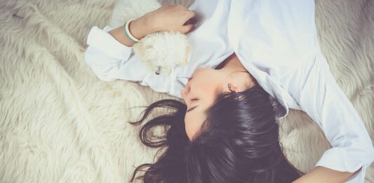 Ако страдате од грчеви во нозете ноќе – еден витамин може да помогне