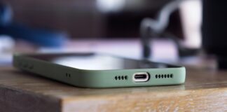 Малите дупки на телефоните не се случаjни, тие играат важна улога