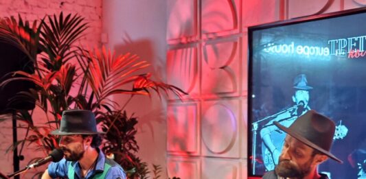 Објавен албумот „Простор без движење“ на „Трето колено“