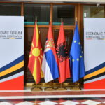 Системот е дизајниран за извлекување вредност, а не за развој