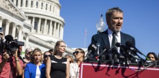 Жртви на Епштајн тужат: откриени нивни идентитети во објавени документи Zrevi na Epstin