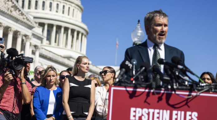 Жртви на Епштајн тужат: откриени нивни идентитети во објавени документи Zrevi na Epstin