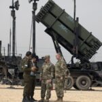 Педесет илјади американски војници, врвно опремени воени бази и носачи на авиони