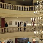 Изложбата ги деконструира идеализираните претстави за бракот и ја прикажува жената како историски актер