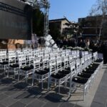 „63 бели столчиња – 63 животи“: Симболична инсталација во спомен на жртвите од пожарот во Кочани