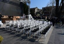 „63 бели столчиња – 63 животи“: Симболична инсталација во спомен на жртвите од пожарот во Кочани