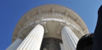 Во услови на глобален хаос, отворањето на Уставот е како операција на срце со отворен граден кош