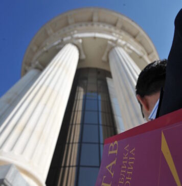 Во услови на глобален хаос, отворањето на Уставот е како операција на срце со отворен граден кош