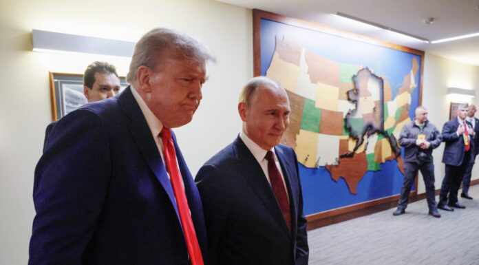 Трамп ги става во мирување новите санкции против Русија, одлуката предизвика реакции во Вашингтон и Киев Vladimir Putin and Donald Trump