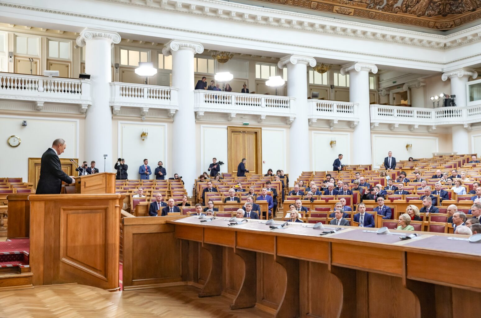 Русија е стабилна и отпорна, надворешните притисоци не нè разнишаа, порача Путин