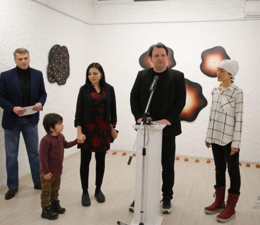 Отворена изложбата „Мајкинство“ на уметничката група МОМИ во Кавадарци