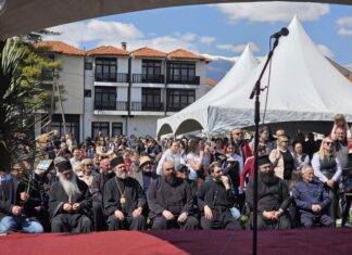 Цветници во Струга: Децата ја оживеаја традицијата со песна, љубов и вера