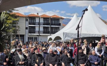 Цветници во Струга: Децата ја оживеаја традицијата со песна, љубов и вера