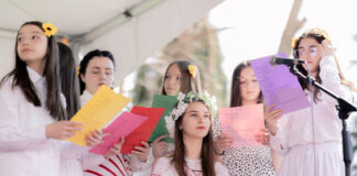 ФОТО: Цветници во Струга: Децата ја оживеаја традицијата со песна, љубов и вера