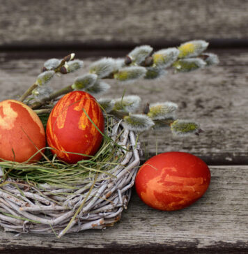 Магијата на црвеното јајце и симболиката на светлината