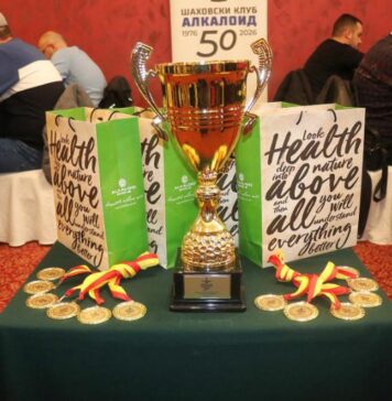 ШК Алкалоид славеше со играчите – пехарите за Николовски и за Георгиев