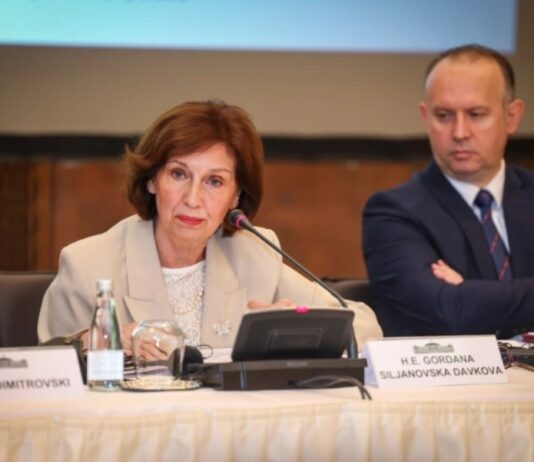 ЕУ вели дека нема проблем со јазикот и идентитетот, но дозволи да влезе во преговарачката рамка, вели Силјановска Давкова