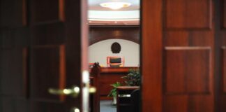 Барањата да бидат во сила противправни акти не се составен дел од принципот за владеење на правото, ниту ја прават државата – функционална