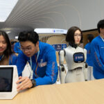 Технолошки бум во Пекинг: АИ-очила и мозок-компјутер интерфејси во фокус