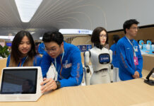 Технолошки бум во Пекинг: АИ-очила и мозок-компјутер интерфејси во фокус