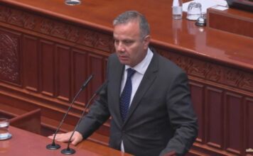 Заменик министерот за надворешни работи и надворешна трговија, Зоран Димитровски, денеска во Рим учествуваше на состанокот на министрите за надворешни работи на Групата „Пријатели на Западен Балкан“, што се одржа на покана на министерот за надворешни работи и меѓународна соработка на Италија, Антонио Тајани. На средбата учествуваа министрите за надворешни работи од земјите – членки на Европската Унија и од Западен Балкан, како и високи претставници на институциите на Европската Унија. Во фокусот на дискусиите беа иднината на политиката на проширување, европската перспектива на Западен Балкан и улогата на регионот во зајакнувањето на европската стратешка автономија. Во рамки на дискусијата посветена на политиката на проширување, заменик министерот Димитровски истакна дека проширувањето претставува стратешка инвестиција во безбедноста, стабилноста и отпорноста на Европа, нагласувајќи дека пристапниот процес мора да остане кредибилен, предвидлив и заснован на заслуги, со полноправното членство во Европската Унија како единствена крајна цел. Тој посочи дека нашата земја останува цврсто посветена на спроведувањето на неопходните реформи, при што нагласи дека напредокот кон членството треба да се оценува исклучиво врз основа на исполнувањето на Копенхашките критериуми и постигнатите реформски резултати. – Важно е да нагласам дека не бараме гаранции дека ќе станеме членка во ЕУ, туку уверување дека нашите пристапни преговори нема да зависат од билатерални прашања поврзани со историјата и идентитетот – рече Димитровски. На панелот посветен на европската стратешка автономија на Европската Унија и европските предизвици поврзани со обезбедувањето храна, синџирите на снабдување и поврзаноста, Димитровски ја истакна важноста на подобрата интеграција и поврзаност на Западен Балкан со Европската Унија, како и потребата од унапредување на инфраструктурните, транспортните и економските врски. Тој нагласи дека зајакнувањето на регионалната поврзаност и отпорноста на синџирите на снабдување се од клучно значење за поголема конкурентност и стабилност на целиот регион.