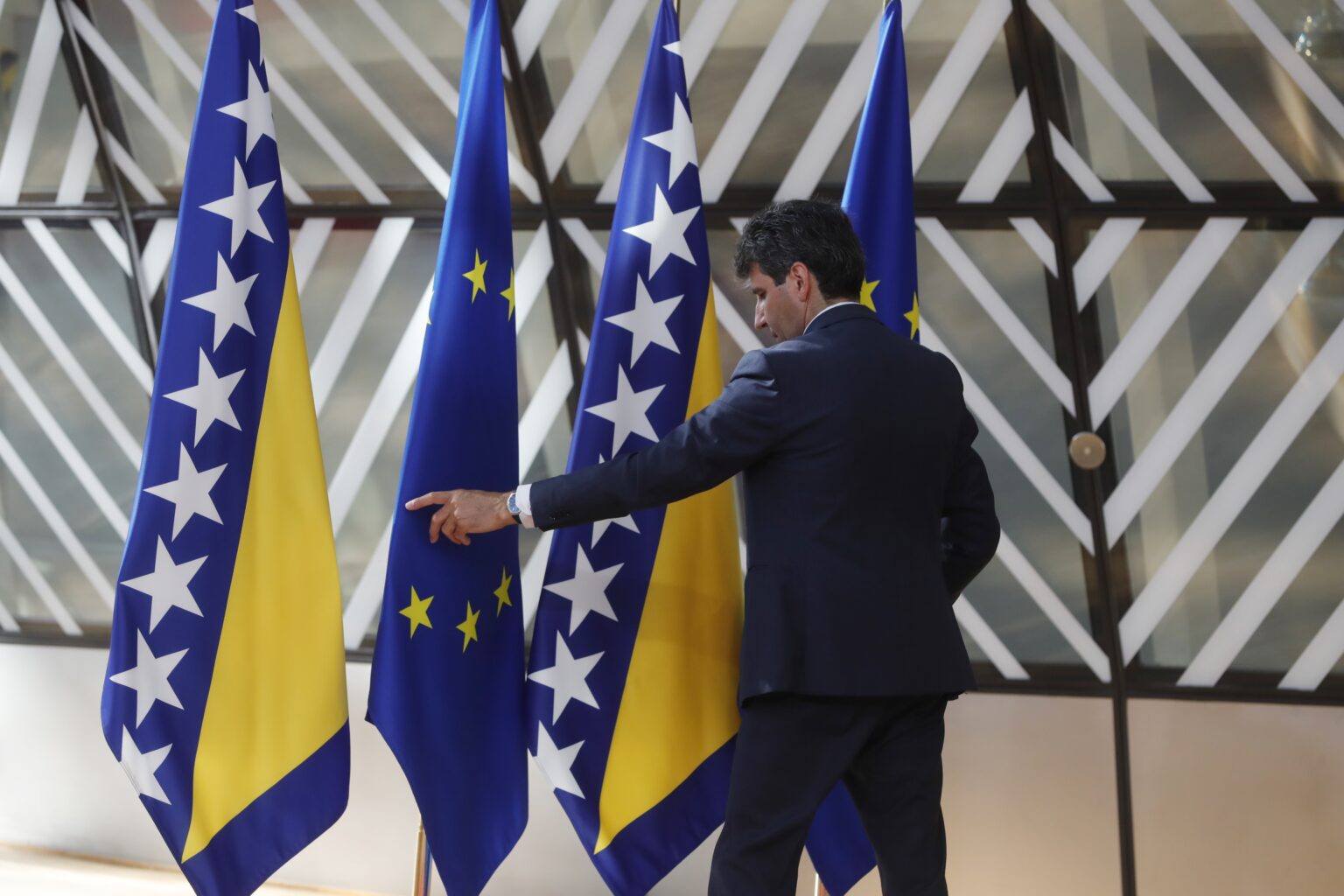 Политичката криза во Босна е длабока, а меѓународната заедница нема единствен пристап за надминување на застојот