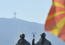 Корените на словенската писменост се македонски За врвни светски научници, Кирил и Методиј се Македонци што користеле словенски и мајчин македонски јазик!