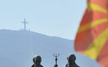 Корените на словенската писменост се македонски За врвни светски научници, Кирил и Методиј се Македонци што користеле словенски и мајчин македонски јазик!