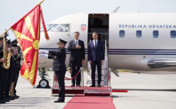 ФОТО: Мицкоски го пречека Пленковиќ на охридскиот аеродром