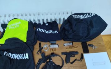 Кокаин, оружје и полициска опрема пронајдени во возило во Струмица