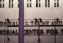 По судска одлука, името на Трамп отстрането од Центарот „Кенеди“