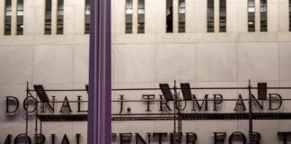 По судска одлука, името на Трамп отстрането од Центарот „Кенеди“