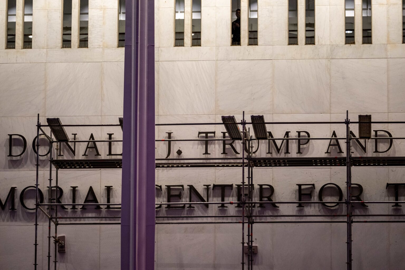 По судска одлука, името на Трамп отстрането од Центарот „Кенеди“